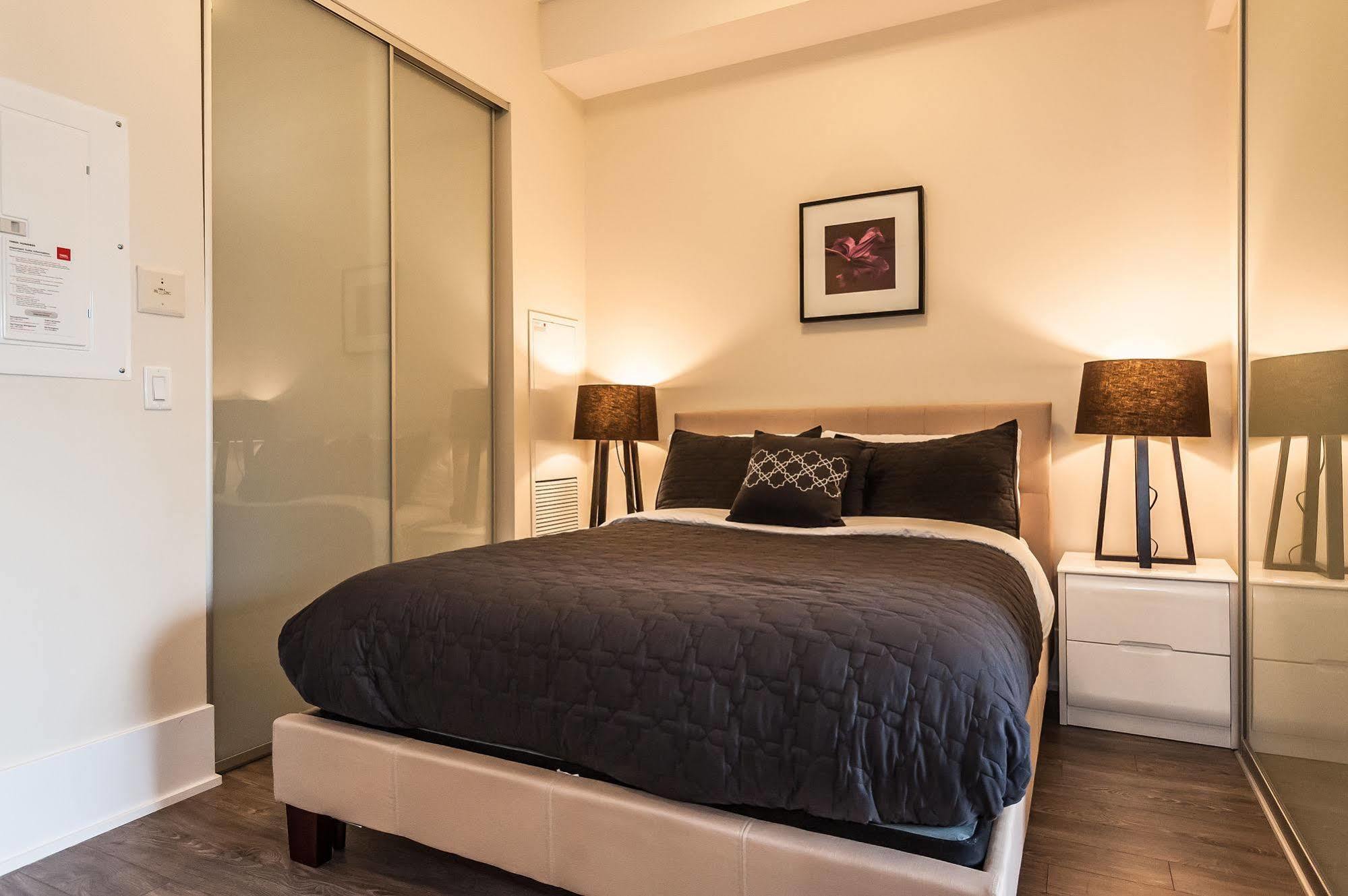 Life Suites Loft - Cn Tower Торонто Экстерьер фото
